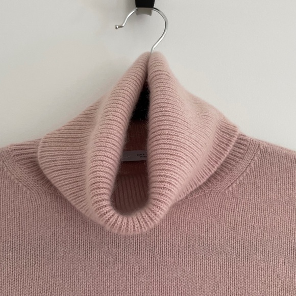 100% Cashmere Turtleneck Sweater - Picture 1 of 8